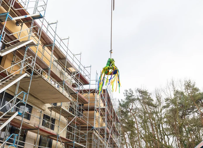 SEG, Der Richtkranz schwebt über dem Rohbau der Kita Schwanenstraße