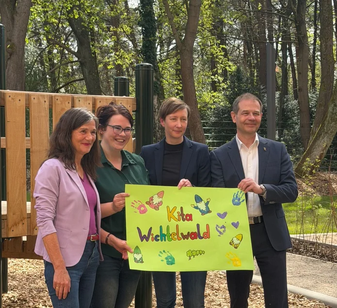 Stadtdirektorin Dagmar Becker, Kita-Leiterin Sabrina Krüth, SEG-Geschäftsführerin Julia Kunz sowie Beigeordneter und SEG-Geschäftsführer Andreas Budde bei der Einweihung der Kita. 