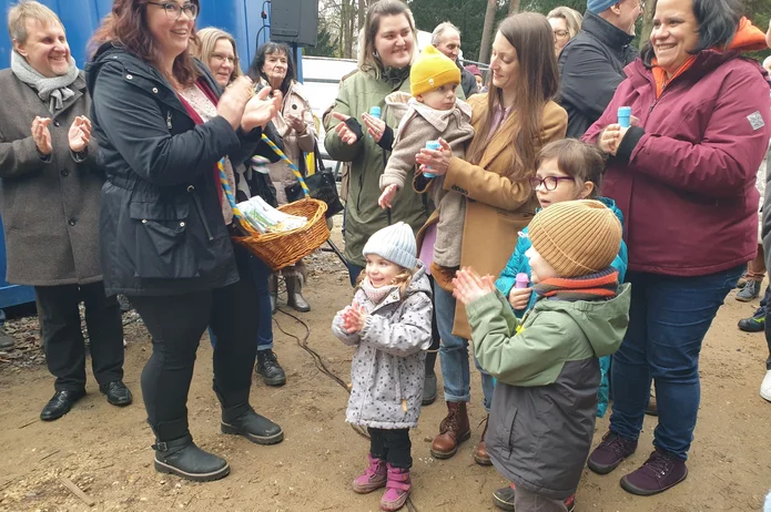Viele Gäste kamen zum Richtfest an der Schwanenstraße, darunter auch Kinder aus der Kita